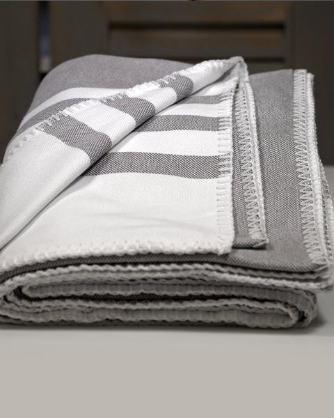 Antiochia Classic Hand Towel; Grey / White